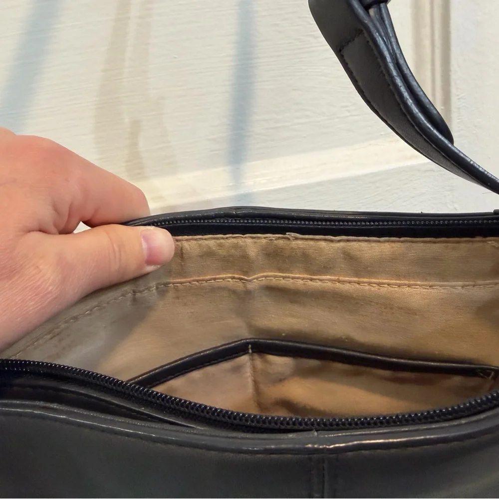 Elegant Navy Leather Shoulder Bag - Picture 8 of 15